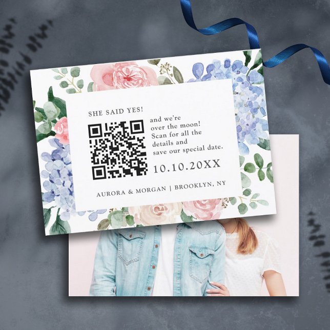 Dusty blue hydrangeas pastel rosa Foto QR-kod Spara Datumet (Dusty blue powder pink hydrangea photo QR code save the date card)