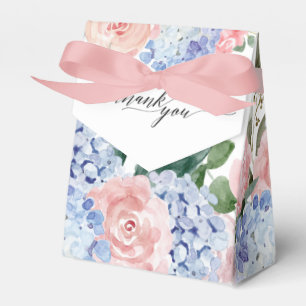 Dusty blue hydrangeas pastel rosa ros bröllop presentaskar