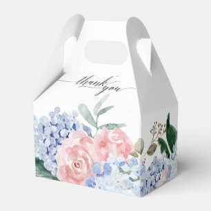 Dusty blue hydrangeas pastel rosa ros bröllop presentaskar