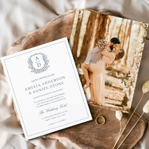 Dusty Blue Leafy Vapensköld Monogram Bröllop Elega Flygblad