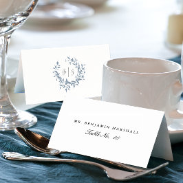 Dusty Blue Leafy Vapensköld Monogram Bröllop Place Bordsnummer