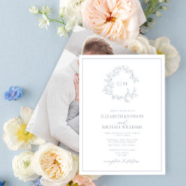 Dusty Blue Leafy Vapensköld Monogram Photo Bröllop Inbjudningar