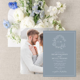 Dusty Blue Leafy Vapensköld Monogram Photo Bröllop Inbjudningar