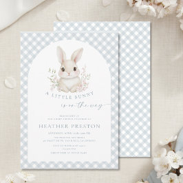 Dusty Blue Little Bunny Gingham Arch Baby Shower Inbjudningar