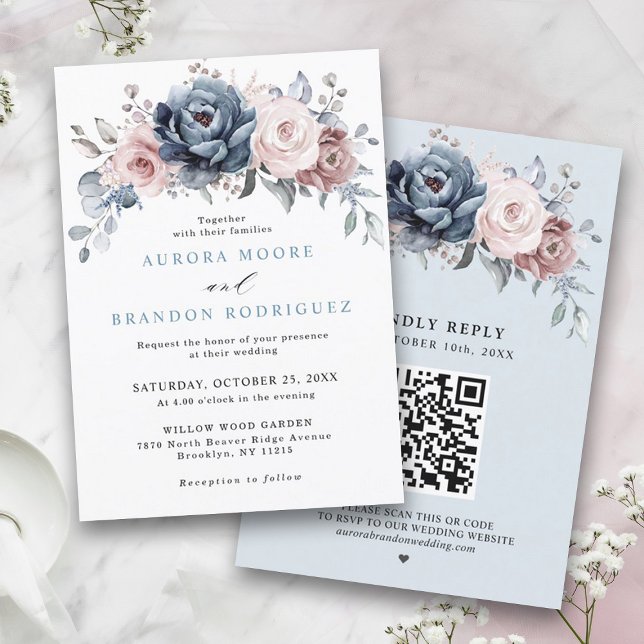 Dusty Blue Mauve Ro Rosa Slate Blommigt Bröllop Inbjudningar (Dusty blue rose pink slate floral wedding invitation with RSVP QR code on back.)