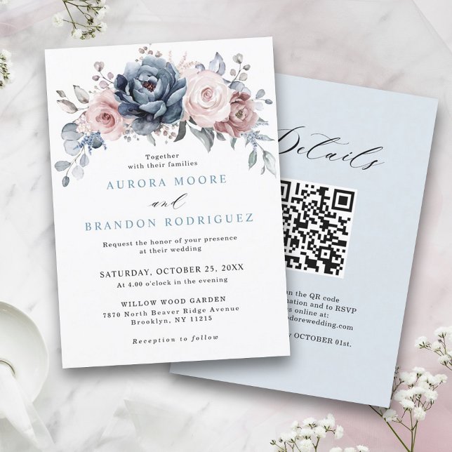 Dusty Blue Mauve Ro Rosa Slate Blommigt Bröllop Inbjudningar (Dusty blue mauve rose pink slate wedding invitation with QR code details on back)