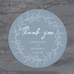 Dusty Blue Minimal Löv Bröllop Tack Runt Klistermärke<br><div class="desc">Det här dammiga blåa minsta löv bröllop-tack för att du har en klassisk rund dekal som perfekt förkroppsligar en modern romantisk estetik. Med en klassisk blandning av dammig blå bakgrund med ett minimalt vitt mönster löv på ett behändigt sätt kompletterat med ett enkelt kalligrafiskt skript parat med ett underskattat serif-teckensnitt....</div>