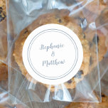 Dusty Blue Minimalist Bröllop Bride Groom Favor Runt Klistermärke<br><div class="desc">Enkel, minimalistisk och chic Bröllop-design har en kompakt brid & grooms namn i en modern design med en dubbla som ramas in gräns i Dusty Blue på en chic som ger skarp vit bakgrund. Den moderna utformningen är enkel och chic. Anpassa informationen om bröllop med namn i trendig blå skript....</div>