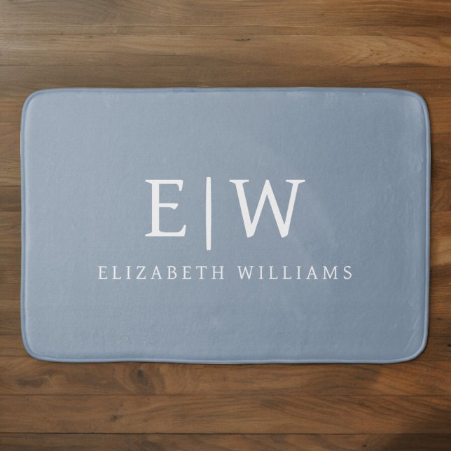 Dusty Blue Minimalist Modern Monogram-Elegant Badrumsmatta (Skapare uppladdad)