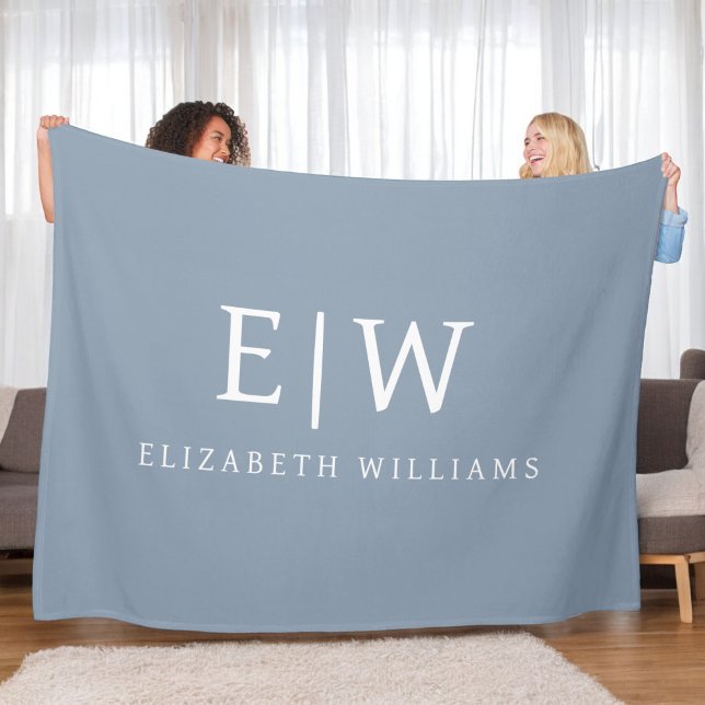 Dusty Blue Minimalist Modern Monogram-Elegant Fleecefilt (Skapare uppladdad)