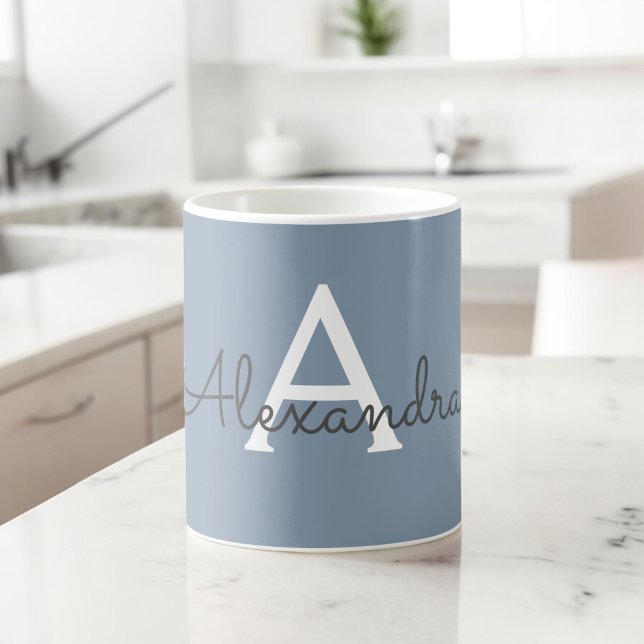 Dusty Blue Minimalist Modern Monogram-Elegant Kaffemugg (Skapare uppladdad)