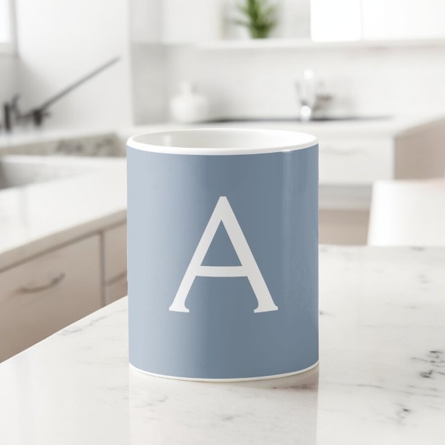 Dusty Blue Minimalist Modern Monogram-Elegant Kaffemugg (Skapare uppladdad)