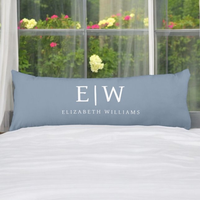 Dusty Blue Minimalist Modern Monogram-Elegant Kroppskudde (Skapare uppladdad)