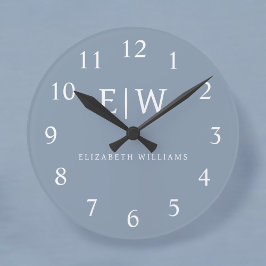 Dusty Blue Minimalist Modern Monogram-Elegant Rund Klocka