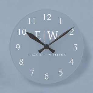 Dusty Blue Minimalist Modern Monogram-Elegant Rund Klocka