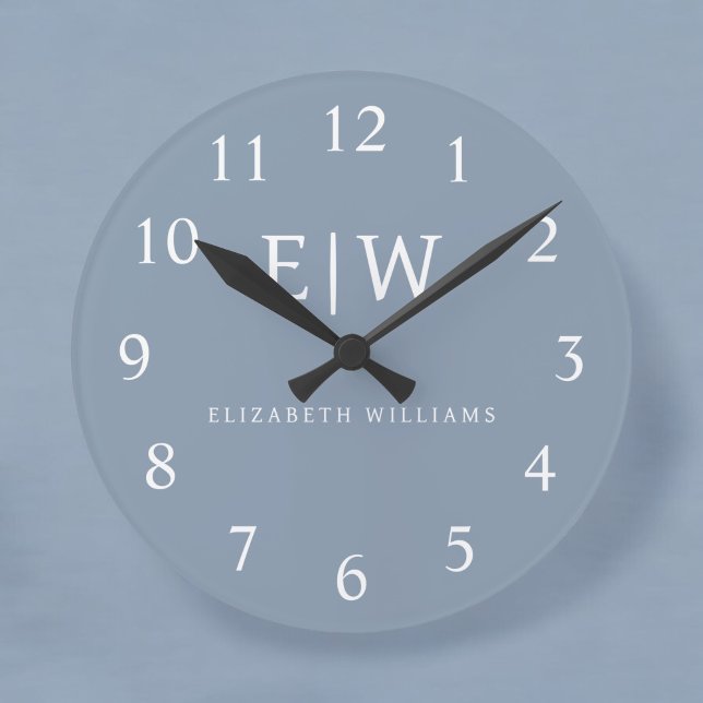 Dusty Blue Minimalist Modern Monogram-Elegant Rund Klocka (Skapare uppladdad)
