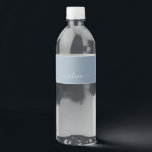 Dusty Blue Minimalist Modern Monogram-Elegant Vattenflaska Etikett<br><div class="desc">Vi presenterar vår moderna moderna monogramsamling för Dusty Blue - Elegant Samla stil med underskattad sofistikering och tidlös charm. Vår samling har minimalistisk design i en lugnande blått nyans, förbättrad med monogram för elegant som är skräddarsydda efter din personliga smak. Från raffinerat kontorsmaterial till mångsidiga tillbehör är varje biet i...</div>