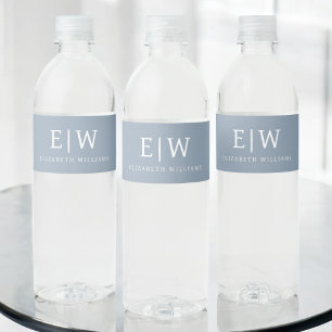 Dusty Blue Minimalist Modern Monogram-Elegant Vattenflaska Etikett