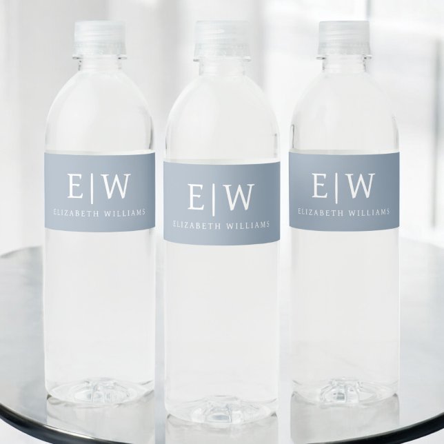 Dusty Blue Minimalist Modern Monogram-Elegant Vattenflaska Etikett (Skapare uppladdad)