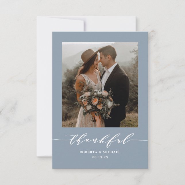 Dusty Blue Minimalist Thankful Script Bröllop Tack Kort (Framsida)