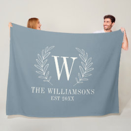 Dusty Blue Modern Laurel Löv Monogram Fleecefilt