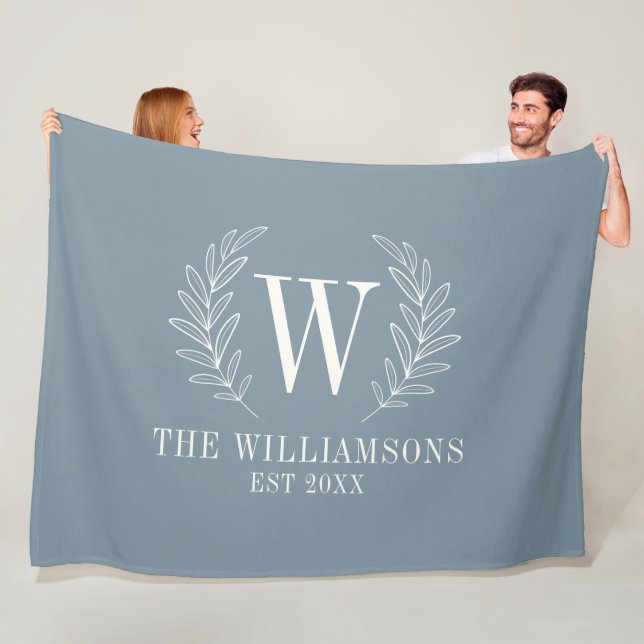 Dusty Blue Modern Laurel Löv Monogram Fleecefilt (På plats)