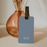 Dusty Blue | Modern monogram Bagagebricka<br><div class="desc">Denna moderna minimalistiska bagagetform har en lätt dammig blå bakgrund med färgad,  med initialer i fet vit text för ett enkelt utseende och snyggt,  men ändå professionell.</div>