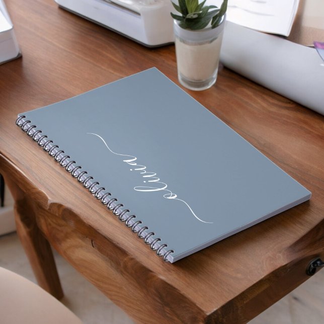 Dusty Blue Modern Script Elegant Monogram Namn Anteckningsbok (Skapare uppladdad)