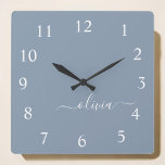 Dusty Blue Modern Script Elegant Monogram Namn Fyrkantig Klocka<br><div class="desc">Dusty Blue Script Monogram Namn Clock. Det gör perfekten söt 16-årsjubileum,  bröllop,  möhippa,  årsdag,  babydusch eller bachelorette-fest för någon som glam lyxen och chic stilar i kärlek.</div>