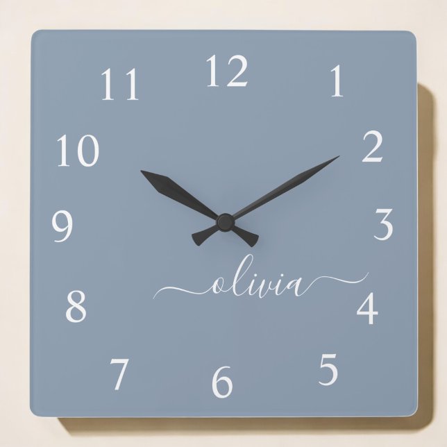 Dusty Blue Modern Script Elegant Monogram Namn Fyrkantig Klocka (Skapare uppladdad)