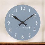 Dusty Blue Modern Script Elegant Monogram Namn Rund Klocka<br><div class="desc">Dusty Blue Simple Script Monogram Namn Clock. Det gör perfekten söt 16-årsjubileum,  bröllop,  möhippa,  årsdag,  babydusch eller bachelorette-fest för någon som glam lyxen och chic stilar i kärlek.</div>