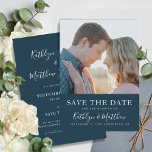 Dusty Blue Modern Typography Simple Photo Bröllop Spara Datumet<br><div class="desc">Dusty Blue Modern Typography Simple Photo Bröllop spara datum-inbjudningskort. Låt er familj, vänner och kolleger veta att ni har fastställt ett datum för ert bröllop firande med detta elegant, snyggt och det moderna bröllop spara datum-inbjudan. Alla texterna är i förväg ordnade så att du enkelt och snabbt kan anpassa dig...</div>