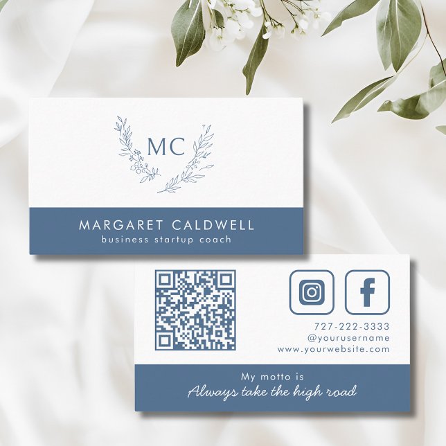 Dusty Blue Monogram andedräkt Visitkort (Dusty Blue Monogram Wreath Social Media QR Code Business Card with Tagline)