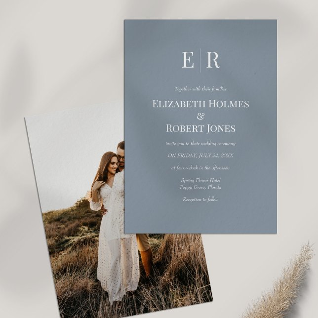 Dusty Blue Monogram Anpassad Foto Bröllop  Inbjudningar (Dusty Blue Monogram Custom Photo Wedding Invitation on white table with dry wildflower.)