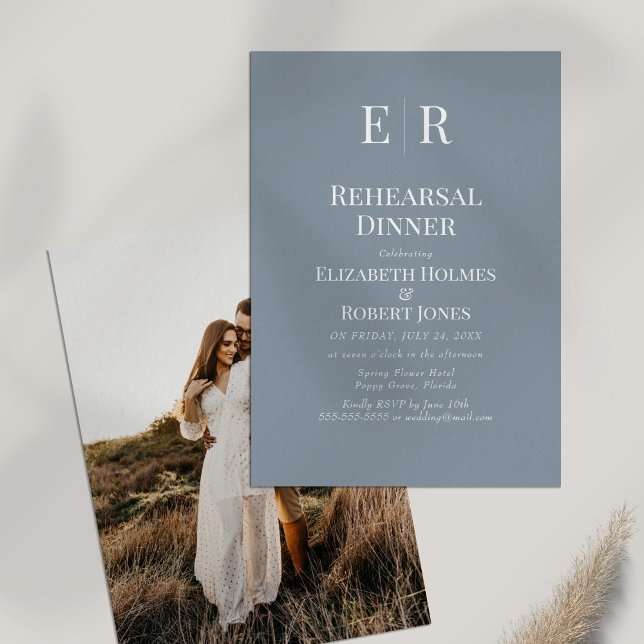 Dusty Blue Monogram Anpassningsbar Photo Rehearsal Inbjudningar (Dusty Blue Monogram Custom Photo Rehearsal Dinner Invitation on white table with dry wildflower.)