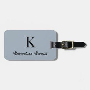 Dusty Blue Monogram Äventyr Awaits Gift Favor Bagagebricka