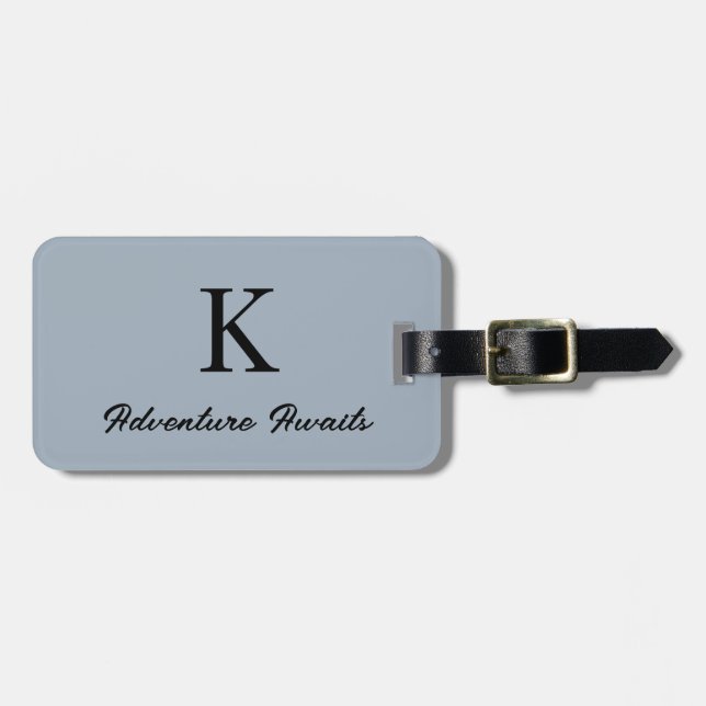 Dusty Blue Monogram Äventyr Awaits Gift Favor Bagagebricka (Horisontell Framsida)