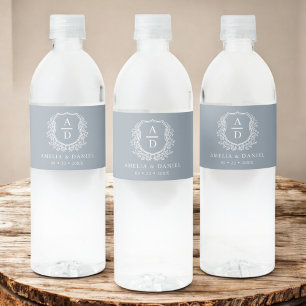 Dusty Blue Monogram Botanical Bröllop Blommigt Vap Vattenflaskor Etikett