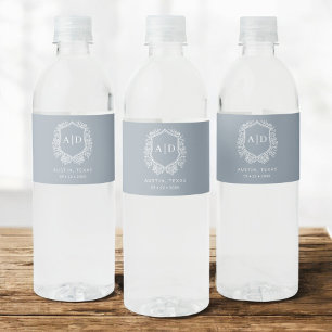 Dusty Blue Monogram Bröllop Blommigt Vapensköld Vattenflaskor Etikett