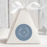 Dusty Blue Monogram Bröllop Runt Klistermärke<br><div class="desc">Sälj dina inbjudningar och uttrycka tacksamhet med våra Dusty Blue Monogram Wedding Stickers. Perfekt för kuvertförseglingar eller favoritetiketter,  dessa klistermärken har monogrammet och den klassiska elegansen och tillför en sista sofistikerad ton till ditt bröllop-kontorsmaterial.</div>