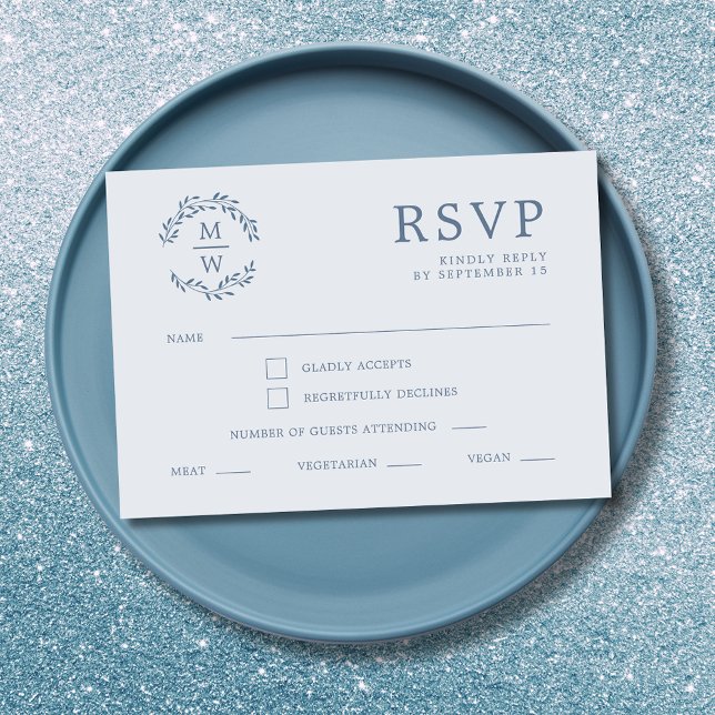 Dusty Blue Monogram Wandan Bröllop OSA Kort (Dusty Blue Monogram Wreath Wedding RSVP Card)