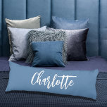 Dusty Blue namn-skript Kroppskudde<br><div class="desc">Dusty blue färgad bakgrund. Anpassa och lägg till ditt namn. Stor,  vit hand,  skript i stil.</div>