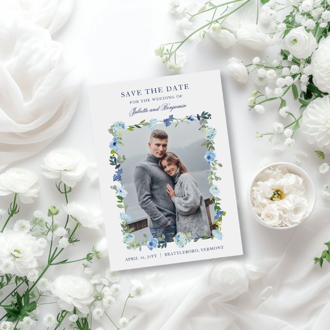 Dusty Blue Navy Blommigt Bröllop Photo Spara Datumet (Elegant, dusty blue floral wedding save the date card with photo and calligraphy script)