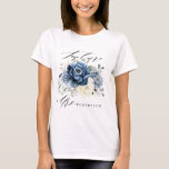 Dusty Blue Navy Champagne Ivory Blommigt Bride T Shirt<br><div class="desc">Skjorta med dammblå blommigt budens mamma t med elegant bouquet av marinblått,  royal blått,  vitt,  guld,  champagne elfenben,   färg ro,  ranunculus blomknoppar och sage grönt eucalyptus löv och elegant vattenfärgsbukett. Kontakta mig om du behöver hjälp med anpassning eller om du behöver någon annan produkt med den här designen.</div>