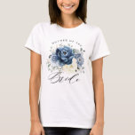 Dusty Blue Navy Champagne Ivory Blommigt Bröllop T Shirt<br><div class="desc">Skjorta med dammblå blommigt budens mamma t med elegant bouquet av marinblått,  royal blått,  vitt,  guld,  champagne elfenben,   färg ro,  ranunculus blomknoppar och sage grönt eucalyptus löv och elegant vattenfärgsbukett. Kontakta mig om du behöver hjälp med anpassning eller om du behöver någon annan produkt med den här designen.</div>