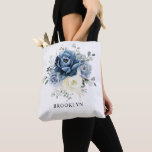 Dusty Blue Navy Champagne Ivory Blommigt Bröllop T Tygkasse<br><div class="desc">Blåsäck i Dusty blue blommigt bröllop med elegant bouquet av marinblått,  royal blått,  vitt,  guld,  champagne elfenben,   färg ro,  ranunculus blomknoppar och sage grönt eucalyptus löv och elegant vattenfärgbuquet. Kontakta mig om du behöver hjälp med anpassning eller om du behöver någon annan produkt med den här designen.</div>