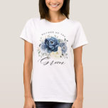 Dusty Blue Navy Champagne Mor i Groom T Shirt<br><div class="desc">Dusty blue blommigt mor i skjortan av groom t-skjortan med elegant av marinblått,  royal blått,  vitt,  guld,  champagne elfenben,   färg ro,  ranunculus blomknoppar och sage grönt eucalyptus löv och elegant vattenfärgsbukett. Kontakta mig om du behöver hjälp med anpassning eller om du behöver någon annan produkt med den här designen.</div>