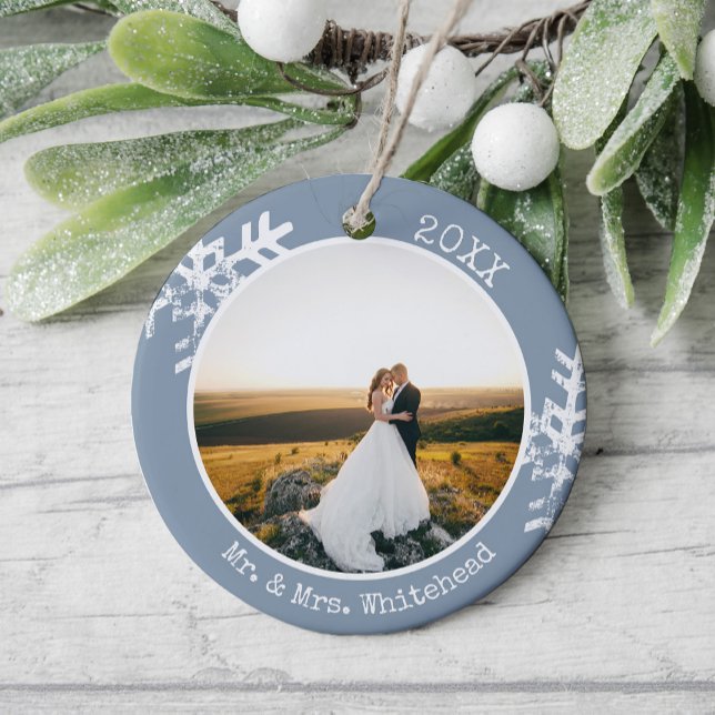 Dusty Blue Newlyged Snowflake 1:a jul Julgransprydnad Keramik (Rustic snowflake newlywed holiday keepsake photo ornament perfect for gifts to bring joy to others.)