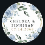 Dusty Blue och Guld Elegant Blommigt Rustic Bröllo Runt Klistermärke<br><div class="desc">Utformningen (inuti) har en elegant geometrisk guld-färgad (tryckt) ram som är dekorerad i vattenfärgen ro, peonier, hydrangea, baby utandning och mer över olika typer av grönt grenar och löv. Den dammiga blått är designad för att ha olika nyanser av färg i blommorna så att de överensstämmer med de olika nyheterna...</div>