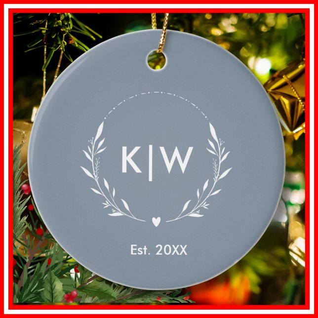 Dusty Blue och Vit | Modern Initialer Monogram Julgransprydnad Keramik (Dusty Blue and White | Modern Initials Monogram Ceramic Ornament)